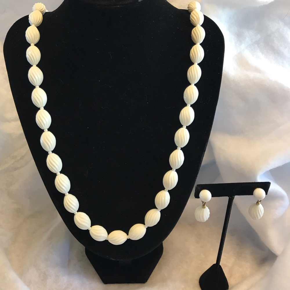 Vintage ribbed Trifari signed necklace & earrings